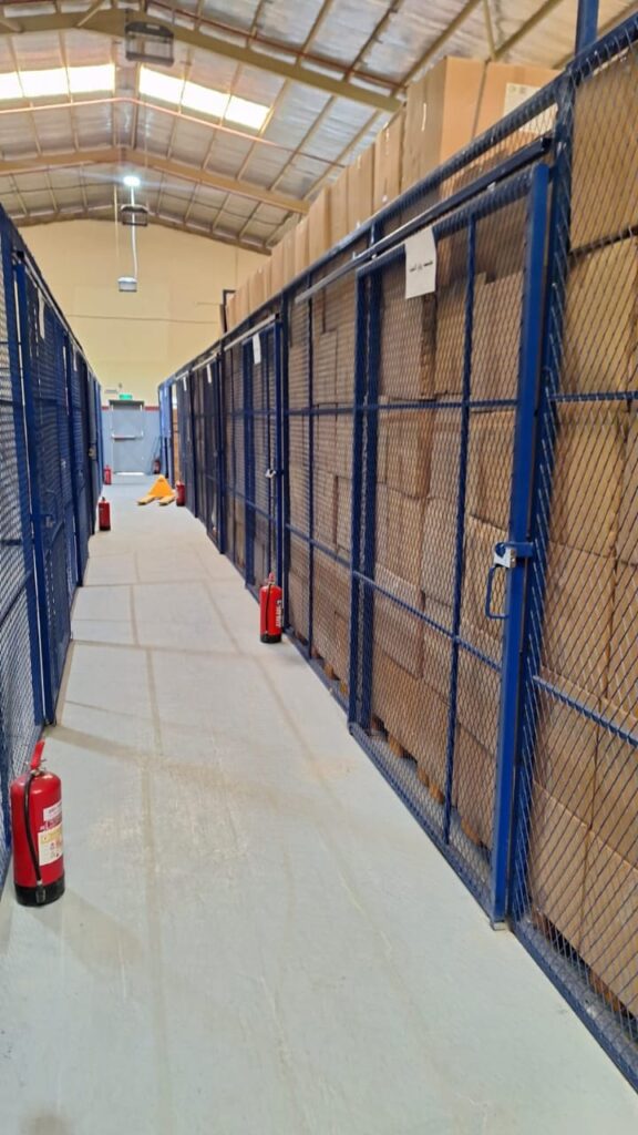 هل تبحث عن مستودع ترتاح له؟ دعنا نختصر عليك المشوار كل صاحب مشروع يعرف كم تأخذ التفاصيل اللوجستية من وقته وتركيزه، خصوصًا لما يتعلق الأمر بالتخزين. وتبدأ الأسئلة تتكرر: هل المكان مرخّص؟ هل الظروف مناسبة؟ هل البضاعة آمنة؟ وكيفيه التعامل؟ ومع كثرة التجارب، تدرك أنك لا تحتاج فقط إلى مستودع… بل إلى شريك يفهمك، ويقدّر قيمة وقتك. من نحن؟ نحن مخازن الغذاء الذكي – مستودعات لوجستية مرخصة من هيئة الغذاء والدواء (SFDA)، مجهّزة بالكامل لتخزين المنتجات الغذائية ومستحضرات التجميل. نقدّم نظام غرف مستقلة لكل عميل، بمفتاحه الخاص، ونحترم خصوصيتك التامة. نتعامل ببساطة ووضوح، ونؤمن أن الشفافية هي أساس الثقة. مميزاتنا النظافة والأمان: درجة حرارة مثالية بين 18 و25 درجة، مناسبة للمنتجات الجافة، والمواد الغذائية، والزيوت العطرية، ومستحضرات التجميل. أرضيات مغطاة بالإيبوكسي: مقاومة للغبار ومطابقة لاشتراطات هيئة الغذاء والدواء (SFDA). غرف مستقلة وخاصة: بمفتاح العميل فقط. أنظمة تخزين مرنة: سواء بالمساحة أو على طبلية، حسب احتياجك. نظام أمني متكامل: 24 ساعة مع تغطية شاملة بكاميرات المراقبة. إضاءة مدروسة: للحفاظ على جودة المنتجات. فريق عمل محترف: مدرّب على التعامل مع كافة أنواع البضائع. خيارات دفع ميسّرة: وسهولة في دخول وخروج البضائع دون أي تعقيد. خدمات إضافية نقدّم خدمات مثل التغليف وتجهيز الشحن، مع مرونة عالية لتناسب احتياجاتك. هدفنا نحن لا نطمح لأن نكون مجرد مكان للتخزين، بل نريد أن نكون شريك نجاحك الحقيقي. نوفّر عليك الوقت، ونساعدك على التوسّع، ونضمن لك تجربة لوجستية مريحة وفعّالة. نؤمن أن التخزين يجب ألا يكون عبئًا، بل داعمًا لمسيرتك التجارية. هل ترغب بالبدء؟ أو تود زيارة المستودع بنفسك؟ تواصل معنا، وسنسعد بالإجابة على جميع استفساراتك. نحن هنا لتوفير بيئة تخزين موثوقة… تليق بثقتك.