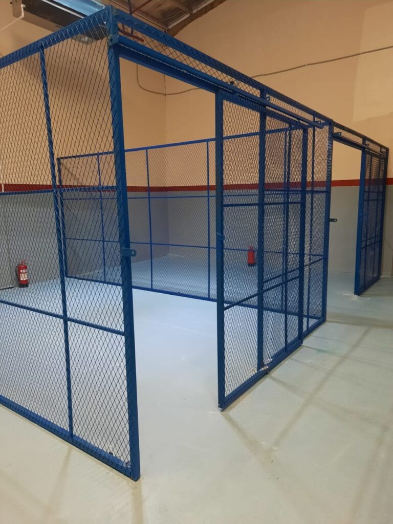 قبل لا توقع عقد التخزين .. هذى 8 أسئلة لازم تسألها س1: هل المستودع مكيّف وتحت درجة حرارة معيّنة؟ إيه نعم، مستودعاتنا مكيّفة بالكامل، ودرجة الحرارة فيها تتراوح بين 18 إلى 25 درجة مئوية، حسب اشتراطات هيئة الغذاء والدواء السعودية (SFDA). هالشي مهم جداً، خصوصًا إذا كنت تخزن مستحضرات تجميل أو أغذية تحتاج بيئة مستقرة وآمنة. س2: هل أقدر أستخرج رخصة من الهيئة إذا تعاقدت معكم؟ أكيد، وإحنا نساعدك فيها من الألف للياء. بمجرد توقيع العقد، نبدأ فوراً بإجراءات استخراج رخصة SFDA للمنتجات الغذائية أو مستحضرات التجميل. تقدر تعتمد علينا في هالنقطة. س3: كم المدة اللي تحتاجونها لاستخراج التصاريح ؟ خلال ٣ إلى ٥ أيام عمل بالكثير، تكون جاهزة إن شاء الله. إحنا نشتغل بسرعة وبتركيز لأننا نعرف إن وقتك مهم. س4: وش أنظمة التخزين اللي عندكم؟ عندنا نظامين رئيسية: تأجير مساحات مستقلة، يعني غرفة خاصة لك، مفتاحها معك، ولا أحد يشاركك فيها. التخزين على طبلية (محدودة)، لكن بصراحة الأغلب يفضّل الغرف المستقلة لأنها تعطي راحة وخصوصية. س5: هل تقدمون خدمات إضافية؟ إيه، عندنا خدمات تغليف وتجهيز المنتجات للشحن، ونقدر نسلمها لمندوب الشحن مباشرة من عندنا. لكن التوصيل والشحن نفسه يكون من جهة العميل. س6: وش مفهوم التخزين بالنسبة لكم؟ التخزين عندنا مو بس "مكان تحط فيه بضاعتك". إحنا نشوفه كجزء من نجاح مشروعك. نوفر بيئة آمنة، نظيفة، ومجهزة حسب المواصفات، ونشيل عنك هم التنظيم والمتابعة. س7: وش الفرق بين المخازن العادية والمخازن الذكية؟ المخازن الذكية زي مخازننا تعتمد على: رقابة مستمرة 24 ساعة بيئة مناسبة للمنتج إجراءات واضحة وموثوقة دعم إداري لتسهيل الإجراءات أما المخازن العادية؟ كثير منها يفتقر للترخيص أو المتابعة، وهذا خطر كبير على بضاعتك وثقة عملاءك. س8: هل تساعدون في استخراج تراخيص هيئة الغذاء والدواء، وتوفرون خيارات دفع؟ نعم، إحنا نسهّلها عليك، نخلص تصاريح الهيئة، ونوفر خيارات دفع مرنة: شهري، كل ٦ شهور، أو سنوي. كل عميل وله ظروفه، وحنا نفهم هالشي. س9: وش شروط هيئة الغذاء والدواء للمخازن الذكية؟ SFDA تشترط: درجة حرارة بين 18-25 أرضيات إيبوكسي مقاومة للغبار مراقبة أمنية 24 ساعة وجود رخصة للمستودع مساحة لا تقل عن 10 متر لمستحضرات التجميل و20 متر للأغذية مستودعاتنا مطابقة لها بالكامل.