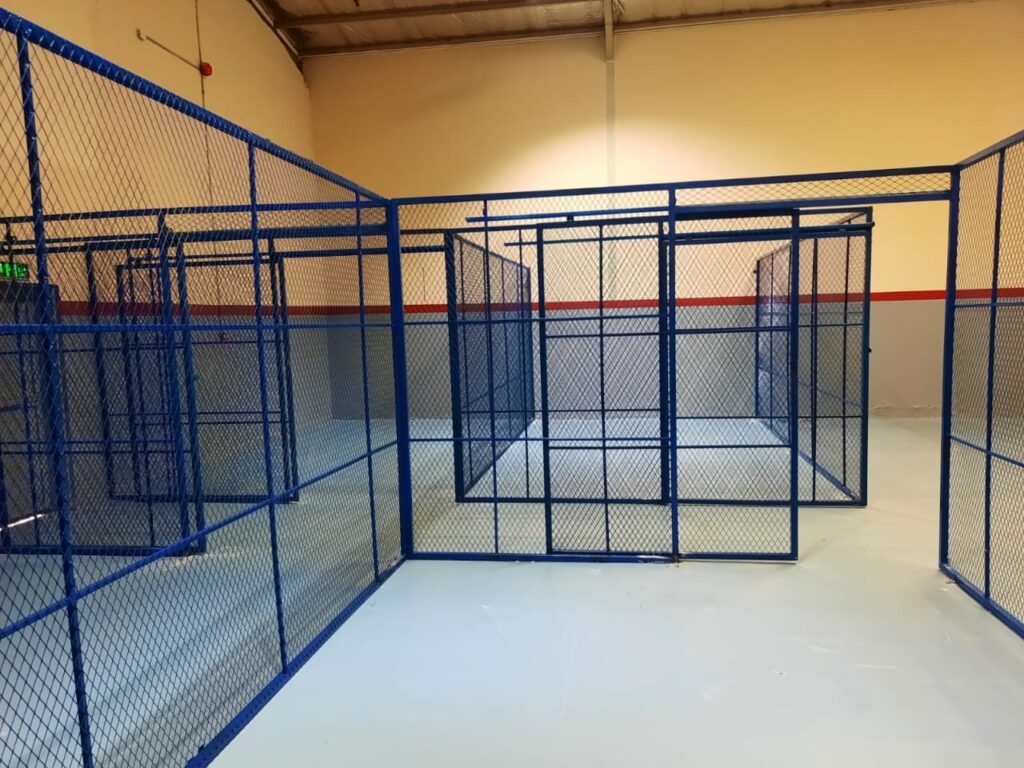 نحن أكثر من مجرد شركة تخزين، نحن شريكك اللوجستي اللي يحرص على نمو عملك واستقراره. تأسسنا بهدف تقديم حلول تخزين متطورة وآمنة تساعد الشركات ورواد الأعمال في تجاوز تحديات التخزين التقليدية. نوفّر مستودعات مرخصة، مجهزة، ونظيفة في مواقع استراتيجية داخل المملكة العربية السعودية. تتميز خدماتنا بسرعة التصاريح، مرونة المساحات، وضمان التوافق مع المعايير المطلوبة من هيئة الغذاء والدواء. مهما كان نوع منتجك، نوفر لك المكان المناسب له، ضمن بيئة آمنة ومحترفة.